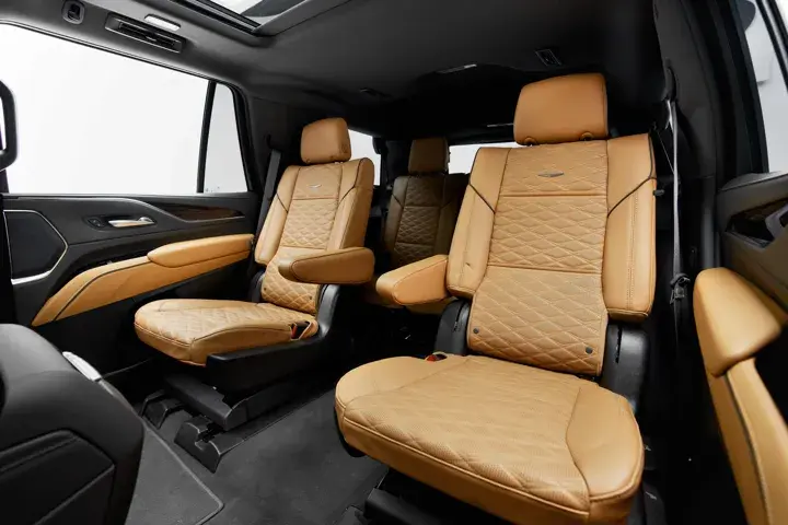 https://driveme-uae-kings.s3.me-central-1.amazonaws.com/media/images/cars/kings-uae-car-044a1958-6cbc-4ebb-982b-b64e4a6e90ab_preview.webp