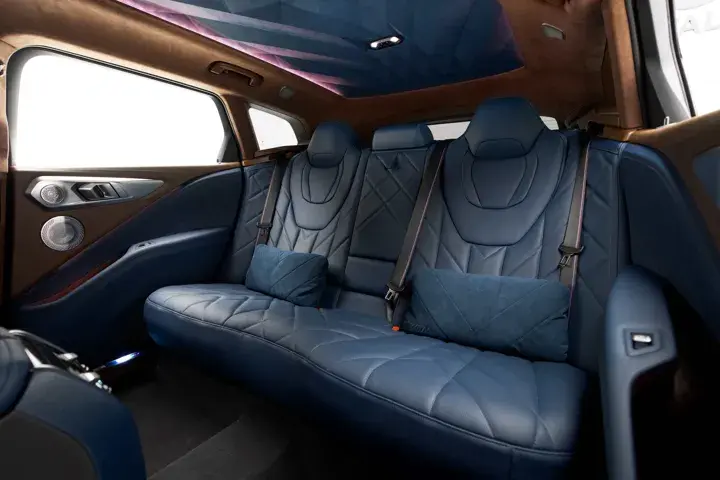 https://driveme-uae-kings.s3.me-central-1.amazonaws.com/media/images/cars/kings-uae-car-0776d293-ac8a-4195-a674-9c6af8a1563c_preview.webp