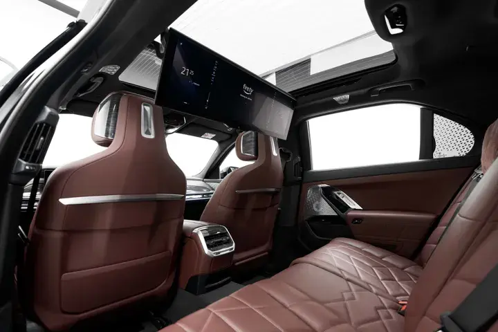 https://driveme-uae-kings.s3.me-central-1.amazonaws.com/media/images/cars/kings-uae-car-11bffbd9-3656-4a4f-9ce6-c4cef75b1814_preview.webp