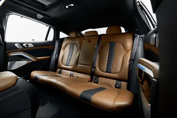 https://driveme-uae-kings.s3.me-central-1.amazonaws.com/media/images/cars/kings-uae-car-1fb19000-ceb0-4986-8351-9d7e01d0401c_preview.webp
