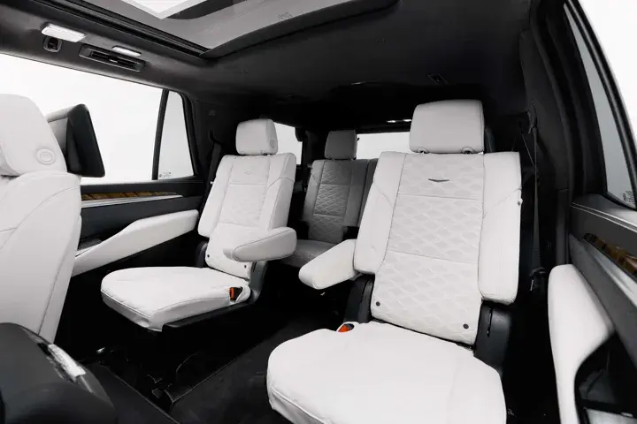 https://driveme-uae-kings.s3.me-central-1.amazonaws.com/media/images/cars/kings-uae-car-2ce6c1d6-6065-4073-8232-a581a69fcbd2_preview.webp