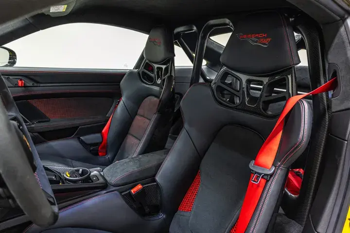 https://driveme-uae-kings.s3.me-central-1.amazonaws.com/media/images/cars/kings-uae-car-3338b1b1-837f-4eb1-903a-47bb082d3b8f_preview.webp