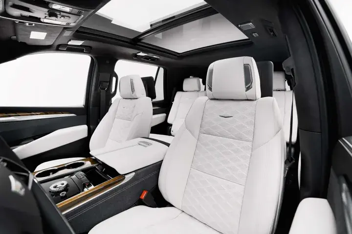 https://driveme-uae-kings.s3.me-central-1.amazonaws.com/media/images/cars/kings-uae-car-4e0a5a75-d981-4e3c-83fc-54f15dcc4ca0_preview.webp