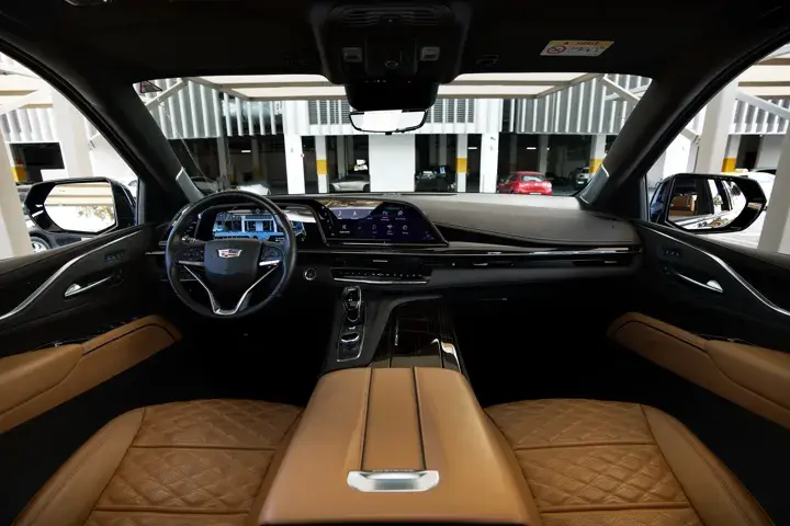 https://driveme-uae-kings.s3.me-central-1.amazonaws.com/media/images/cars/kings-uae-car-582871ad-39ef-4c74-908d-fb89fe12aa77_preview.webp