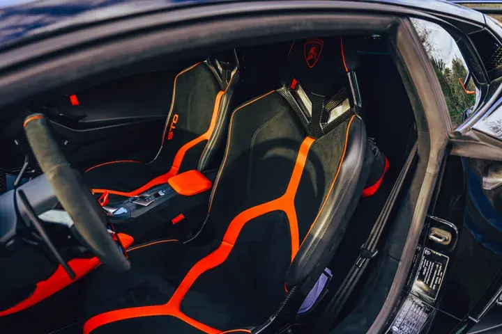 https://driveme-uae-kings.s3.me-central-1.amazonaws.com/media/images/cars/kings-uae-car-5c4cd28b-5fb1-4d6e-8e6a-2d993a5e4a1d_preview.webp