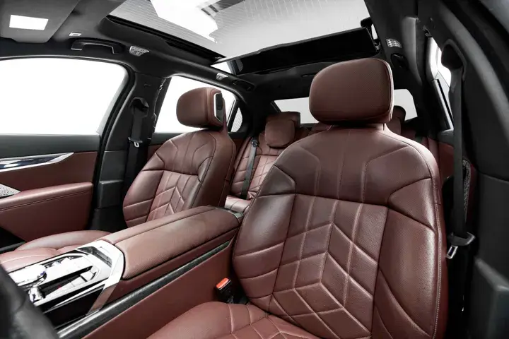 https://driveme-uae-kings.s3.me-central-1.amazonaws.com/media/images/cars/kings-uae-car-7e5f8334-6413-4c0c-9091-fb5babd3f6b9_preview.webp