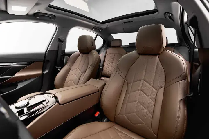 https://driveme-uae-kings.s3.me-central-1.amazonaws.com/media/images/cars/kings-uae-car-90364bed-44d8-4fac-9c62-10ddf1d18b8f_preview.webp