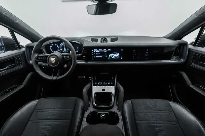 https://driveme-uae-kings.s3.me-central-1.amazonaws.com/media/images/cars/kings-uae-car-90eb2fff-26f1-4aea-bf53-dc936292bc08_preview.webp