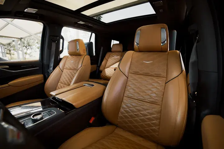 https://driveme-uae-kings.s3.me-central-1.amazonaws.com/media/images/cars/kings-uae-car-98fd72aa-a19c-4ba5-baac-5af1d7b68def_preview.webp