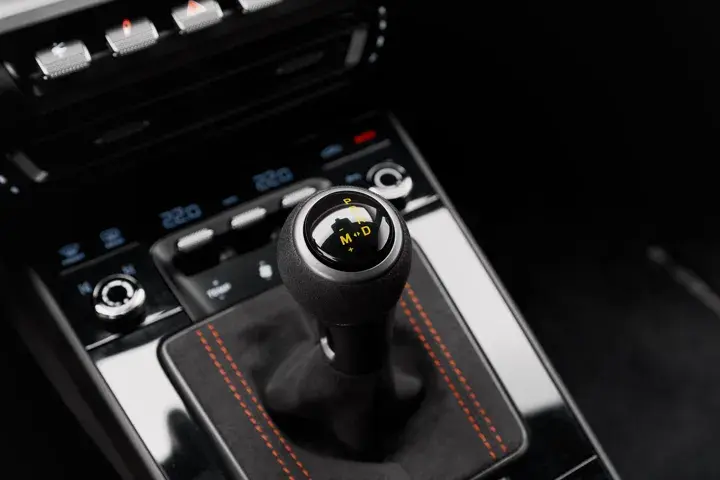 https://driveme-uae-kings.s3.me-central-1.amazonaws.com/media/images/cars/kings-uae-car-a1b05d7e-fdf5-499b-a193-97d0795cd792_preview.webp