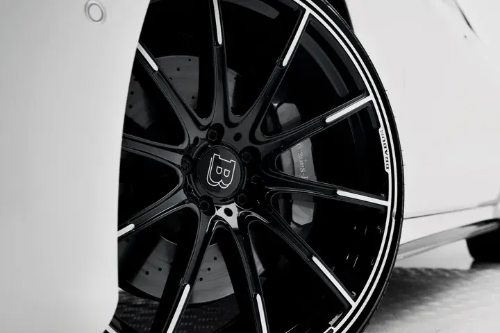 https://driveme-uae-kings.s3.me-central-1.amazonaws.com/media/images/cars/kings-uae-car-ba4777ce-b5d6-4829-8233-5ab071806cf1_preview.webp