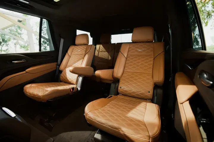 https://driveme-uae-kings.s3.me-central-1.amazonaws.com/media/images/cars/kings-uae-car-de25af80-9050-4734-9c16-69911c3bbbf9_preview.webp