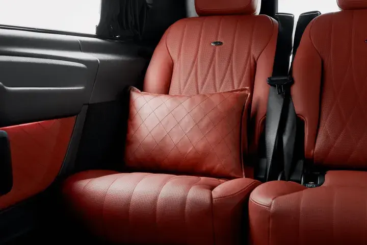 https://driveme-uae-kings.s3.me-central-1.amazonaws.com/media/images/cars/kings-uae-car-eb2daa7d-f8cf-4650-ab6a-bb3ddf5add96_preview.webp