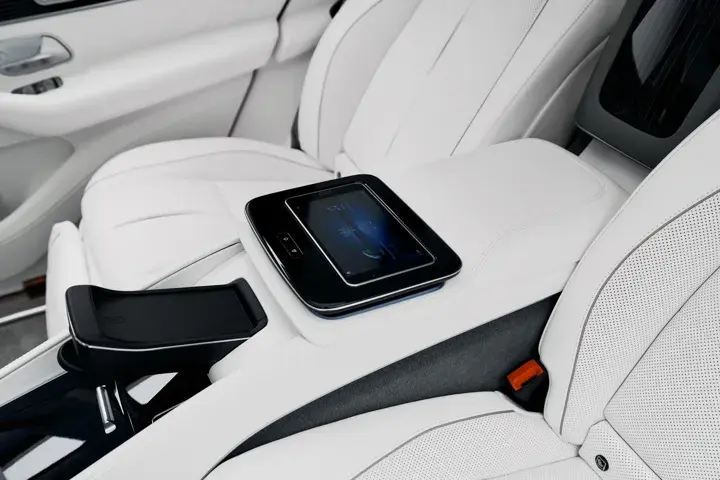 https://driveme-uae-kings.s3.me-central-1.amazonaws.com/media/images/cars/kings-uae-car-ff3ba9a7-2dcb-411b-9601-449f3f6e14c3_preview.webp