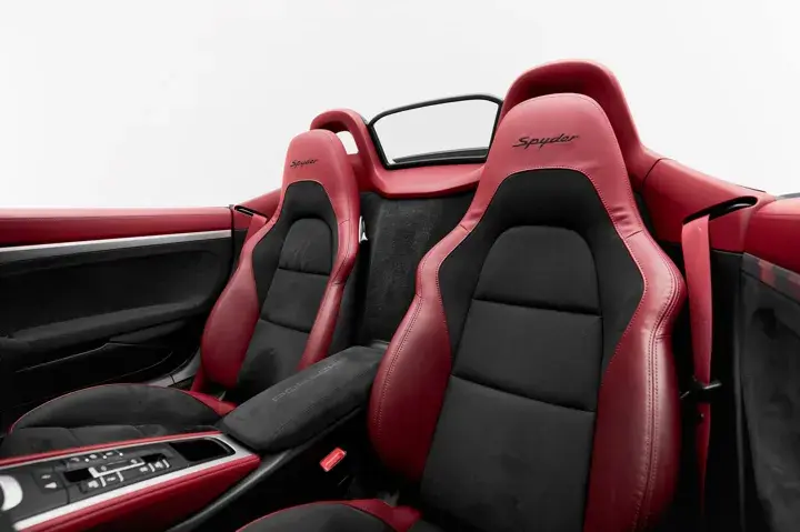 https://driveme-uae-kings.s3.me-central-1.amazonaws.com/media/images/vehicles/kings-uae-vehicle-0405dae6-f961-4ea8-988c-419df7e55c6f_preview.webp