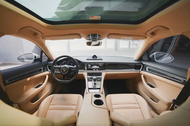 https://driveme-uae-kings.s3.me-central-1.amazonaws.com/media/images/vehicles/kings-uae-vehicle-1a762d1b-2174-4d08-8ff8-9f94ac0593b2_preview.webp