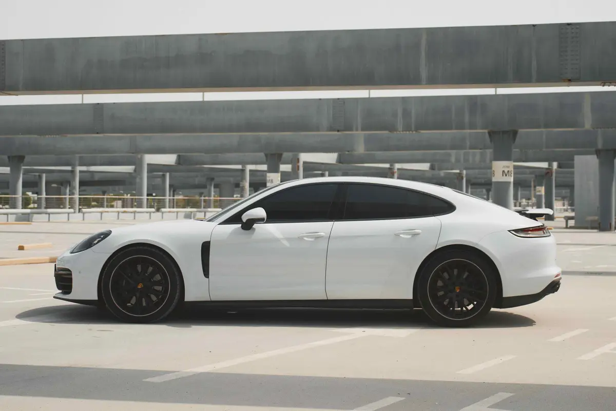 https://driveme-uae-kings.s3.me-central-1.amazonaws.com/media/images/vehicles/kings-uae-vehicle-203b7973-c865-4b10-877c-77e573cbe451.webp