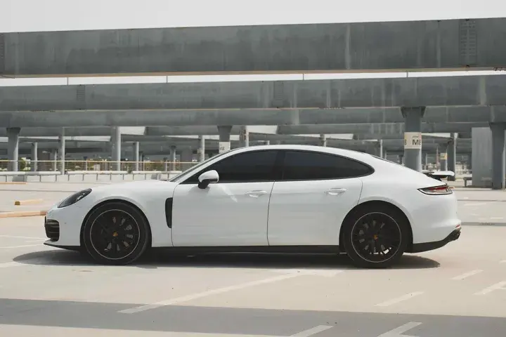 https://driveme-uae-kings.s3.me-central-1.amazonaws.com/media/images/vehicles/kings-uae-vehicle-203b7973-c865-4b10-877c-77e573cbe451_preview.webp