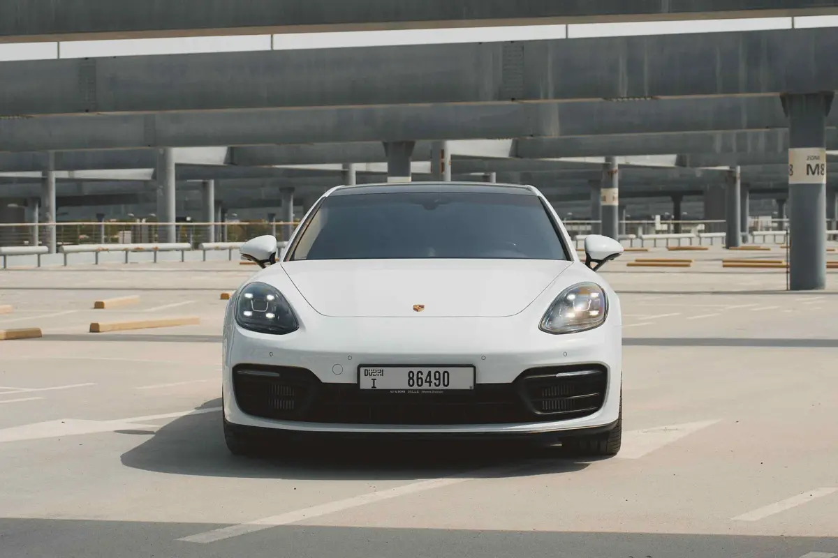 https://driveme-uae-kings.s3.me-central-1.amazonaws.com/media/images/vehicles/kings-uae-vehicle-2b2418db-a91b-49cd-a3d1-fc2024551ac5.webp