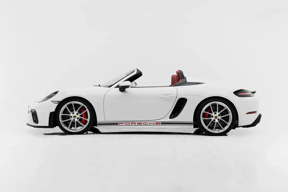 https://driveme-uae-kings.s3.me-central-1.amazonaws.com/media/images/vehicles/kings-uae-vehicle-594e1437-8208-4305-b732-07fdb219571b.webp