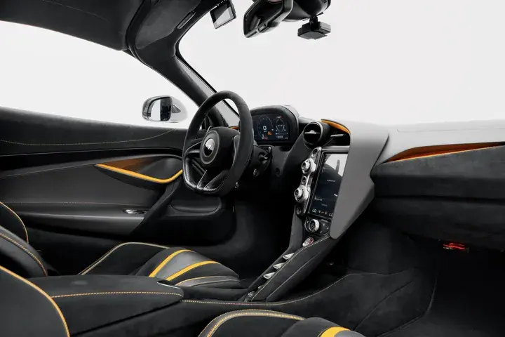 https://driveme-uae-kings.s3.me-central-1.amazonaws.com/media/images/vehicles/kings-uae-vehicle-6452f056-ee6d-4f95-9995-e10d2deb1755_preview.webp