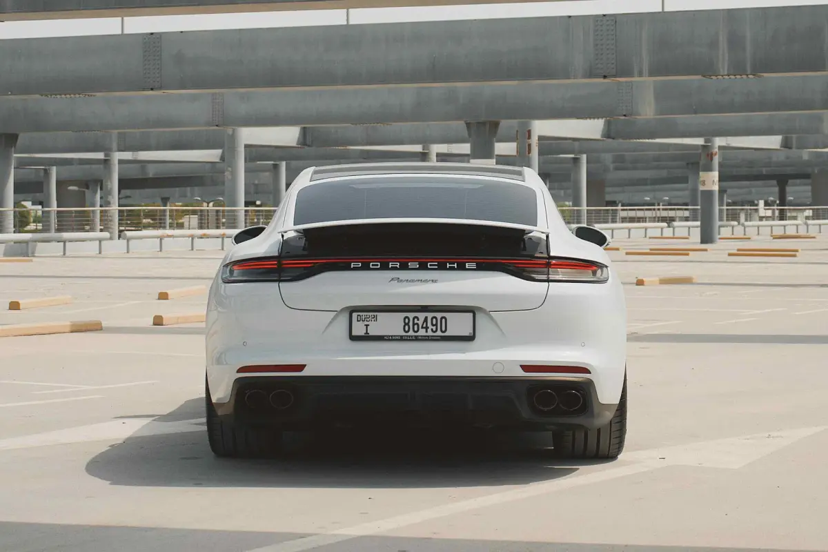 https://driveme-uae-kings.s3.me-central-1.amazonaws.com/media/images/vehicles/kings-uae-vehicle-6a3e0c0f-9961-4ebf-84ca-5c50cdfda19c.webp