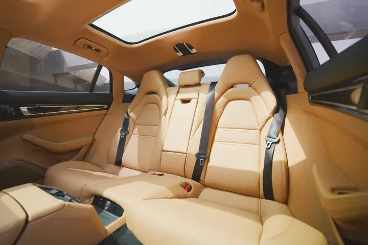 https://driveme-uae-kings.s3.me-central-1.amazonaws.com/media/images/vehicles/kings-uae-vehicle-75e0ed7f-1a9a-4ff3-9996-3917fceb9055_preview.webp