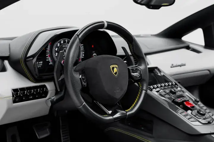 https://driveme-uae-kings.s3.me-central-1.amazonaws.com/media/images/vehicles/kings-uae-vehicle-771fbb54-ac41-4d78-9f8f-1e8d001a972b_preview.webp