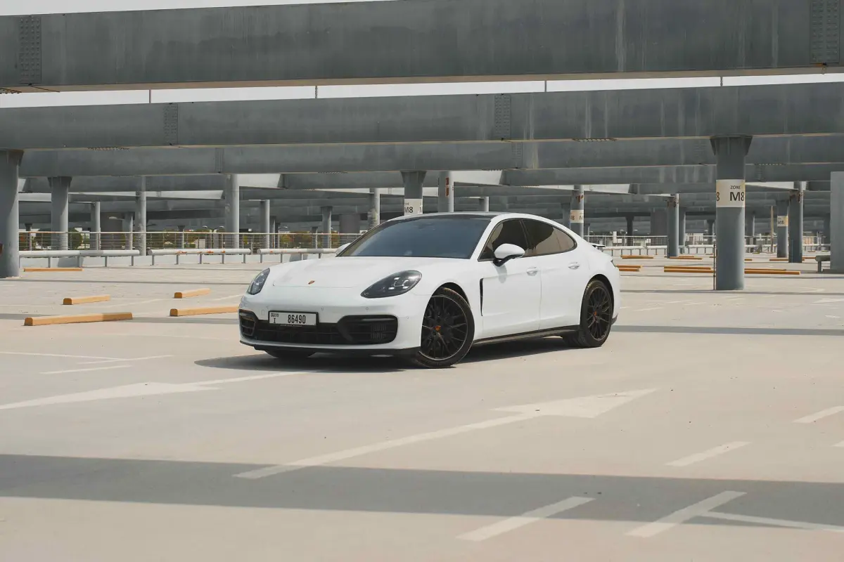 https://driveme-uae-kings.s3.me-central-1.amazonaws.com/media/images/vehicles/kings-uae-vehicle-7d1df6ab-c8d8-438a-813e-1a645edca73e.webp
