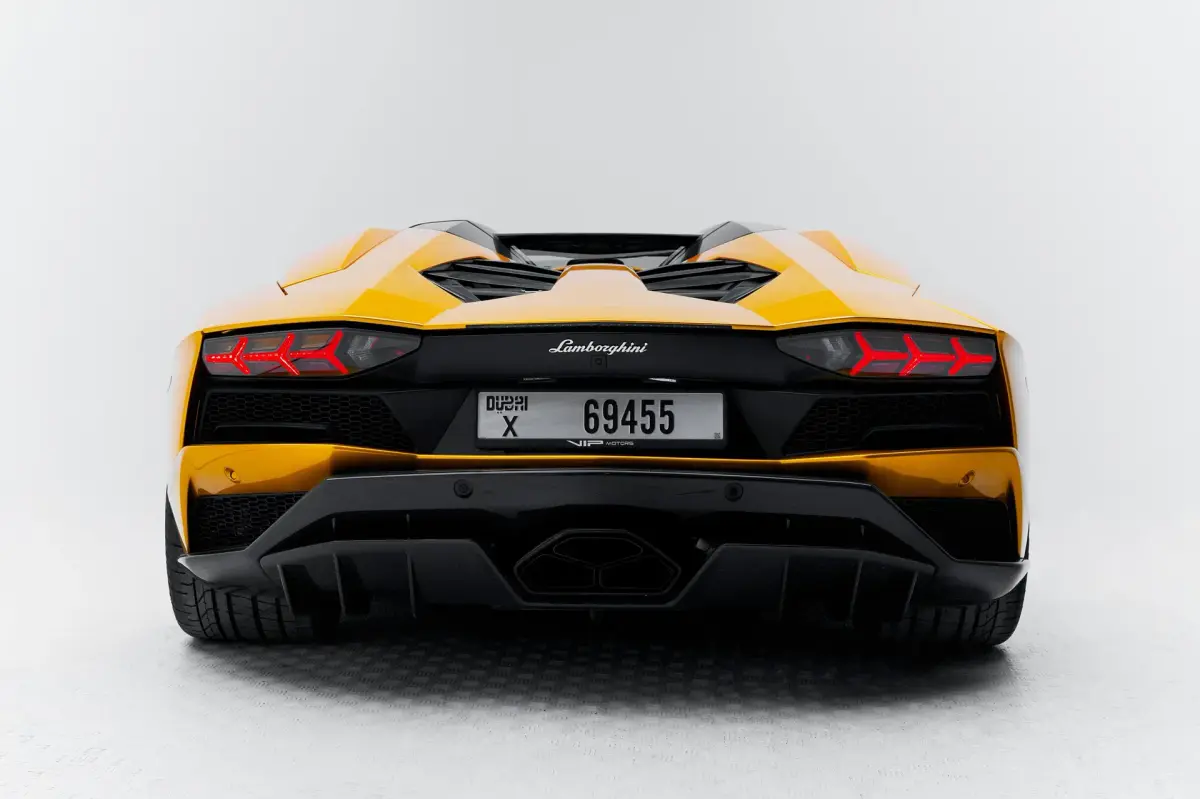 https://driveme-uae-kings.s3.me-central-1.amazonaws.com/media/images/vehicles/kings-uae-vehicle-8f97f570-09ff-4e90-ba6f-9a5a840ff6c5.webp