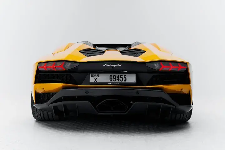 https://driveme-uae-kings.s3.me-central-1.amazonaws.com/media/images/vehicles/kings-uae-vehicle-8f97f570-09ff-4e90-ba6f-9a5a840ff6c5_preview.webp