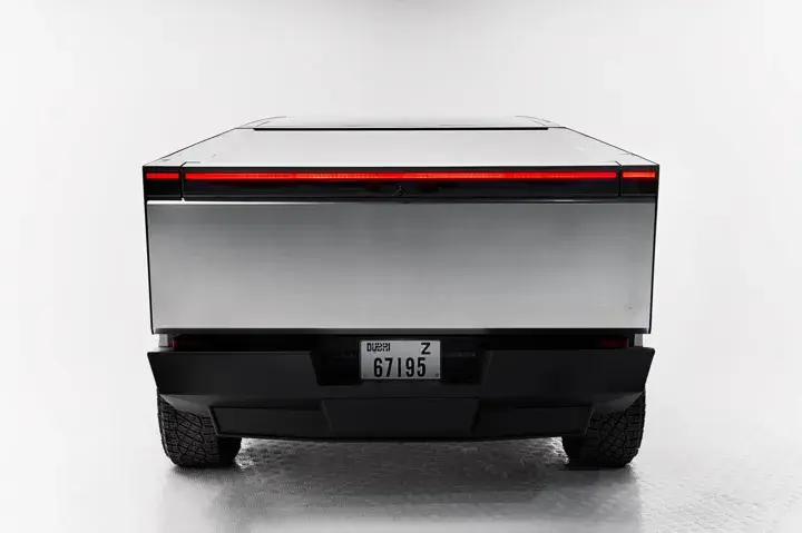 https://driveme-uae-kings.s3.me-central-1.amazonaws.com/media/images/vehicles/kings-uae-vehicle-ae645c96-a8a7-47da-9cc5-fb94c7141380_preview.webp