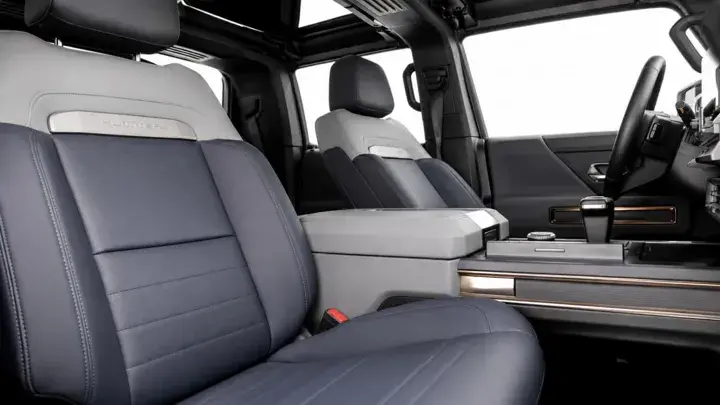 https://driveme-uae-kings.s3.me-central-1.amazonaws.com/media/images/vehicles/kings-uae-vehicle-b557e463-411f-4324-98f3-851fc0c0f076_preview.webp