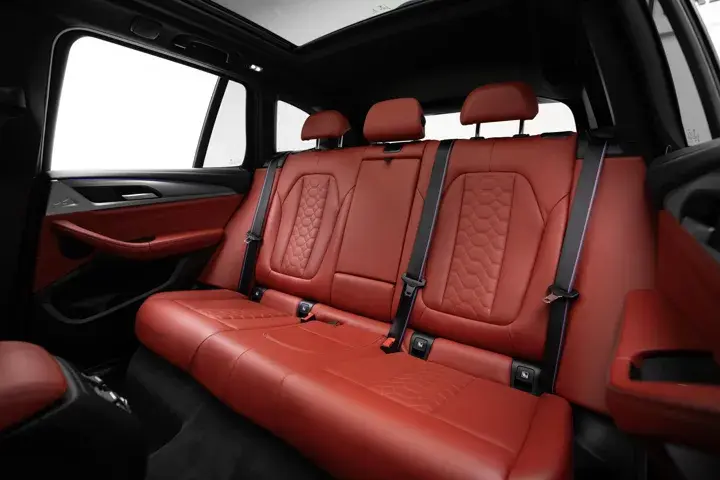 https://driveme-uae-kings.s3.me-central-1.amazonaws.com/media/images/vehicles/kings-uae-vehicle-bd33e940-d258-4ba6-9038-c5646922b2b0_preview.webp