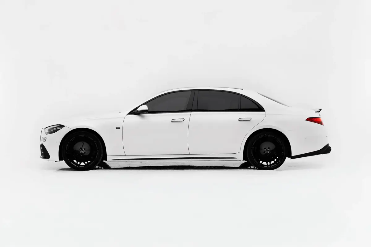 https://driveme-uae-kings.s3.me-central-1.amazonaws.com/media/images/vehicles/kings-uae-vehicle-d1f6f09a-8a76-45a8-b65a-cd034e1de8dc.webp