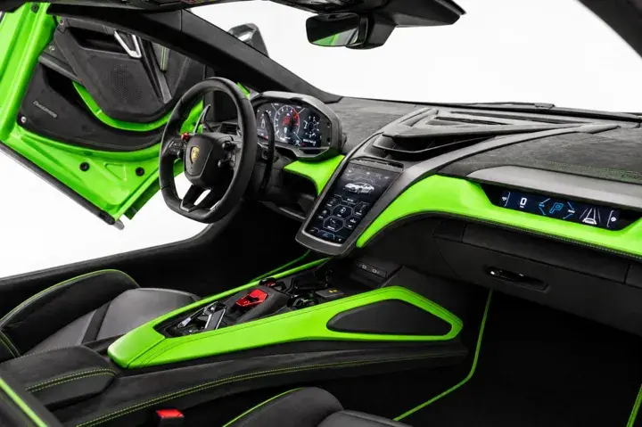 https://driveme-uae-kings.s3.me-central-1.amazonaws.com/media/images/vehicles/kings-uae-vehicle-d3aa65d3-a76a-472b-8866-69e2f21152fd_preview.webp