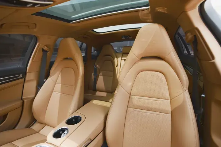 https://driveme-uae-kings.s3.me-central-1.amazonaws.com/media/images/vehicles/kings-uae-vehicle-ddbb83b2-95a8-47cd-86b2-51a64b5bffec_preview.webp