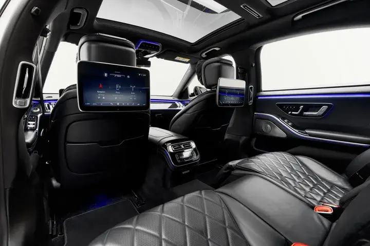 https://driveme-uae-kings.s3.me-central-1.amazonaws.com/media/images/vehicles/kings-uae-vehicle-dfabe8a7-53ec-48f3-972f-8d1f3ae4adb5_preview.webp