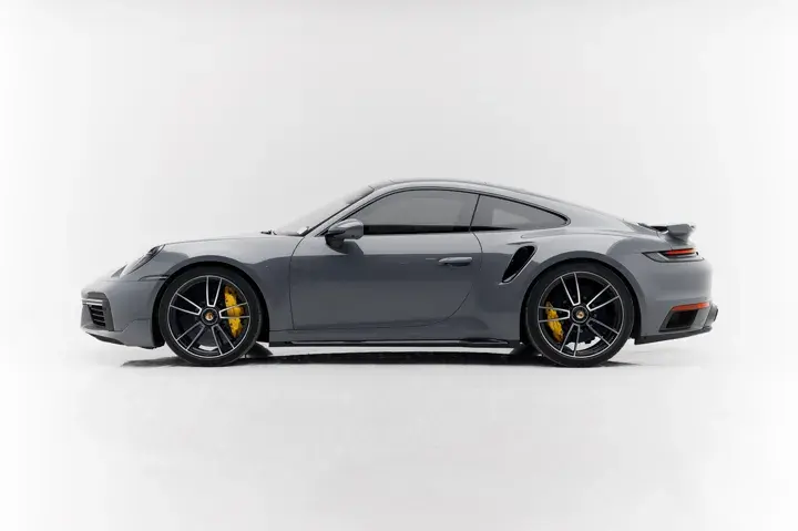 https://driveme-uae-kings.s3.me-central-1.amazonaws.com/media/images/vehicles/kings-uae-vehicle-e1e3f7c5-5fb5-476d-a894-e8b5a57892cb_preview.webp