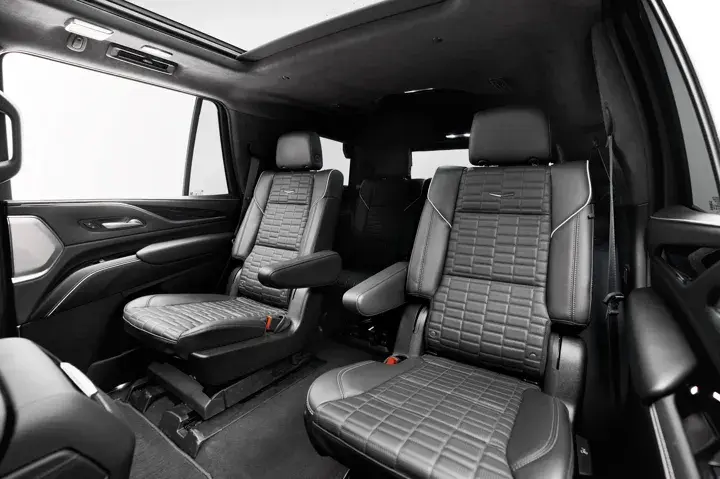 https://driveme-uae-kings.s3.me-central-1.amazonaws.com/media/images/vehicles/kings-uae-vehicle-e98ffecc-d266-4932-be53-d7a03a9178f1_preview.webp